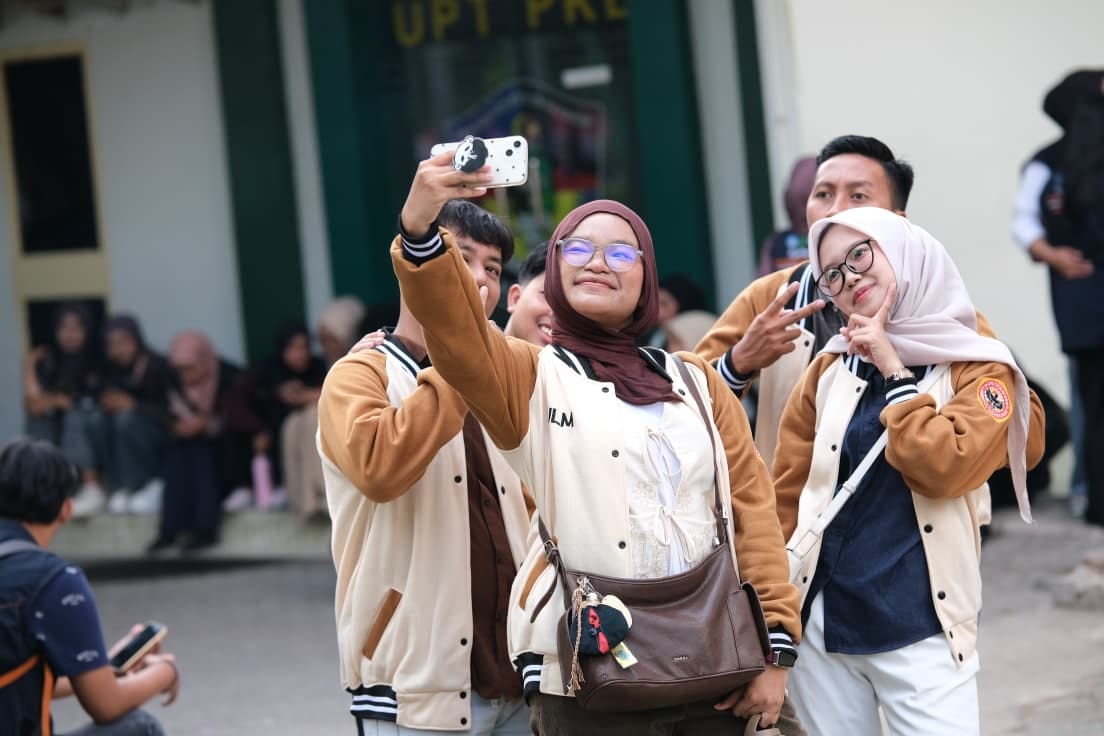 The gift of Abdidaya Ormawa 2026. Photo by Indonesian Muslim University PR, Makassar.